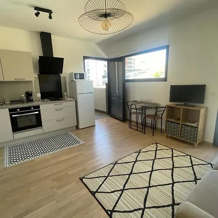 Charming 26m Near The Of Agosta! شقة *